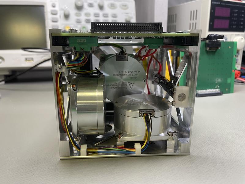 Die ADCS-Box mit den Reaktionsrädern vor dem Einsetzen in den Satelliten. Die Reaktionsräder werden zur Lageregelung im All verwendet. 