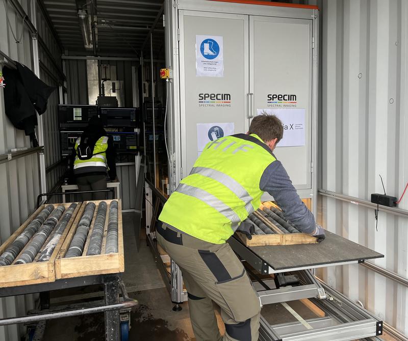 Transportabler Scanner für Bohrkerne, die in Kisten liegend mit Hilfe hyperspektrale Bildgebung analysiert werden.