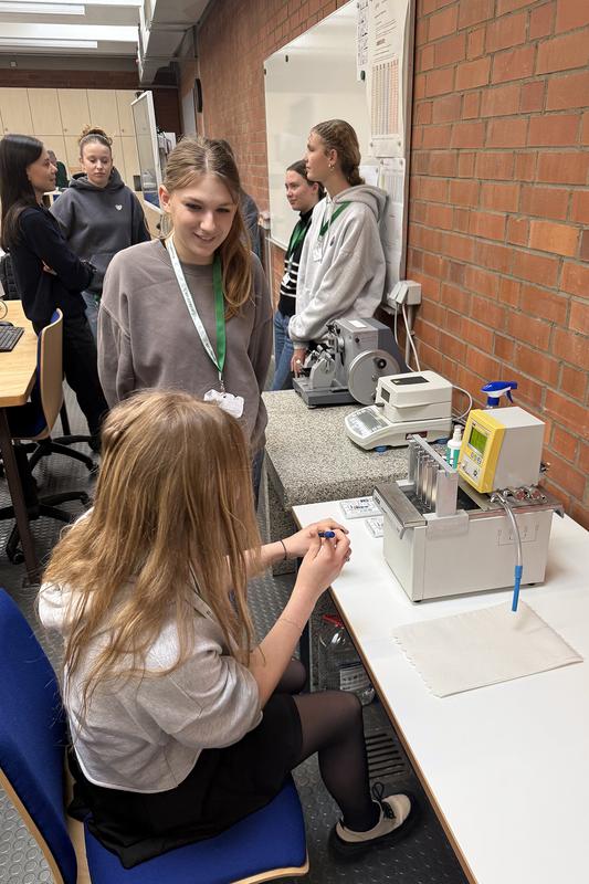 Im Labor für Verfahrenstechnische Messtechnik bauten und kalibrierten die Schülerinnen ihr eigenes Thermometer 