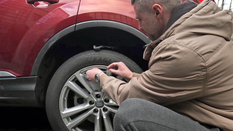 Wilhelm Harms platziert ein Teil der Kunststoff-Radkappen. Sie hilft den Spritverbrauch zu reduzieren.