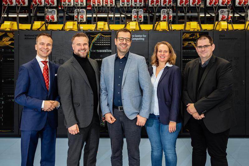 (v.l.) Andreas Thomasch (Lenovo), Universitätspräsident Prof. Dr. Matthias Bauer, Computerwissenschaftler Prof. Dr. Christian Plessl, Judith Schröter (Lenovo) und Oliver Kill (pro-com Datensysteme GmbH) vor dem neuen IT-Herzstück der Universität Paderborn.