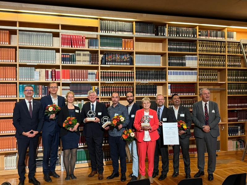 Minister Christinan Tischner (ganz links) und Juryvorsitzender Prof. Dr.-Ing Dieter Brüggemann (ganz rechts) mit den Preisträgern.
