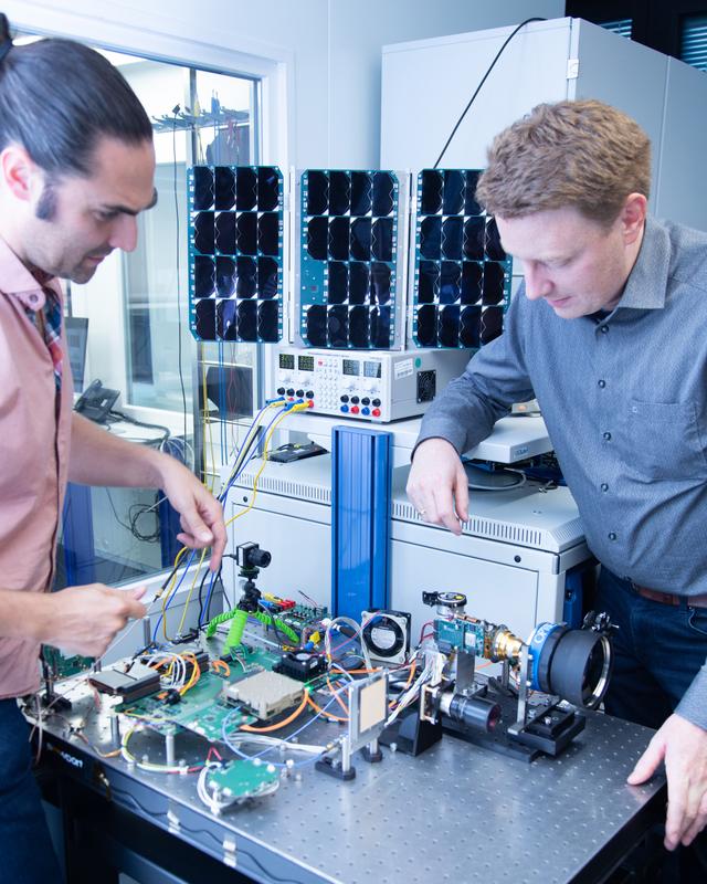 Forschende am Fraunhofer EMI haben den Kleinsatelliten ERNST federführend entwickelt. Seit August 2025 ist der Kleinsatellit im Orbit.