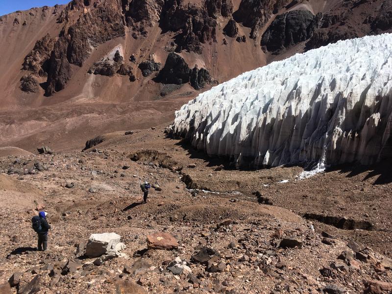 Der Tapado-Gletscher, ein Beispiel für einen Gletscher in der trockenen Landschaft der südlichen Anden, Chile. Die scharfen Spitzen aus Schnee und Eis sind typisch für trockene Bergregionen. Schmelzwasserströme fließen aus dem Gletscher. 