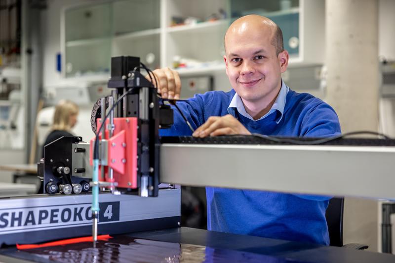 Philipp Rothemund ist Experte für Soft-Robotics – hier ist er an einem speziellen Schweißgerät zu sehen, das aus Plastik komplexe Teile für künstliche Muskeln macht.