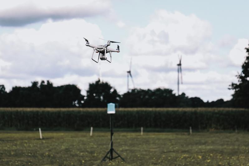 Not in sight, but within hearing range: The solution from Fraunhofer IDMT detects and locates drones outside the field of vision using intelligent acoustic sensor technology.