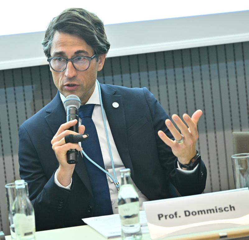 Prof. Dr. Henrik Dommisch auf einer Fachpressekonferenz beim Deutschen Zahnärztetag am 31. Oktober 2025