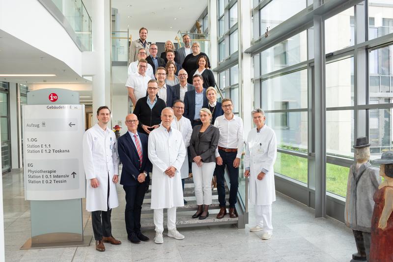 Gruppenbild mit den Verantwortlichen der Kliniken