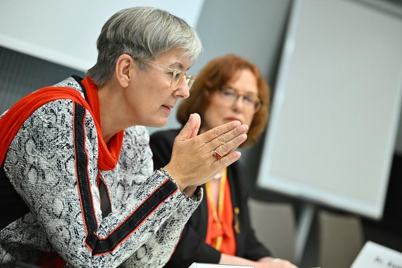 Medizinpsychologin Prof. Dr. Renate Deinzer vom Institut für Medizinische Psychologie der Justus-Liebig-Universität Gießen erläutert ihre Forschungen über das Zahnputzverhalten bei einem Pressegespräch auf dem Deutschen Zahnärztetag am 31. Oktober 2025.