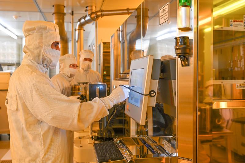 Mit den Mitteln des PREVAIL-Projekts konnten am Fraunhofer IZM-ASSID sechs neue Maschinen beschafft werden, die Teil einer europäischen Edge-AI-Pilotlinie werden.