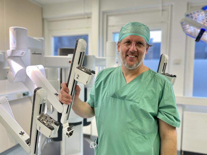 Prof. Dr. Christian Wülfing, Chief Physician of Urology at Asklepios Clinic Altona (Hamburg), with the Da Vinci surgical robot