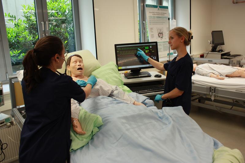 Studentinnen des Masterstudiengangs Pflegewissenschaft/Pflegemanagement im Skillslab der Ernst-Abbe-Hochschule Jena