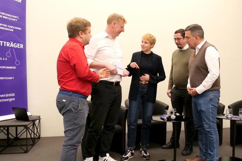 Im Gespräch: Dr. Fabian Schrumpf, Marcel Roth, Caroline Lindekamp, Prof. Dr. Daniel Loebenberger und Florian Meesmann (v. l.) beim Austausch über die gesellschaftliche und technologische Verantwortung im digitalen Informationszeitlalter.