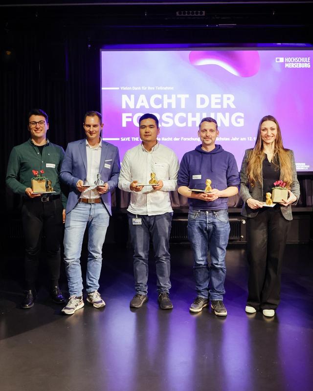 Die Preisträger*innen freuen sich über die Forschungspreise.