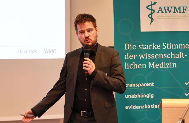 Dr. Robert Messerle bei seinem Votrag zu Krankenhausreform und Ambulantisierung bei der Delegiertenkonferenz der AWMF