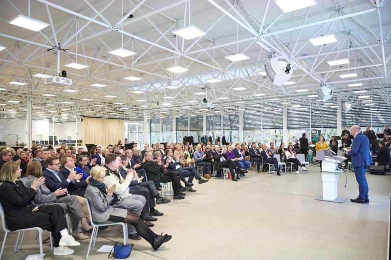 Rund 160 Gäste würdigten die Leistungen der Absolvent*innen.