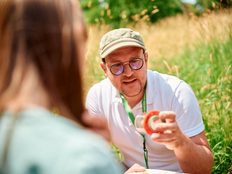 Prof. Dr. Georg Petschenka erklärt Schüler:innen die Welt der Insekten. 