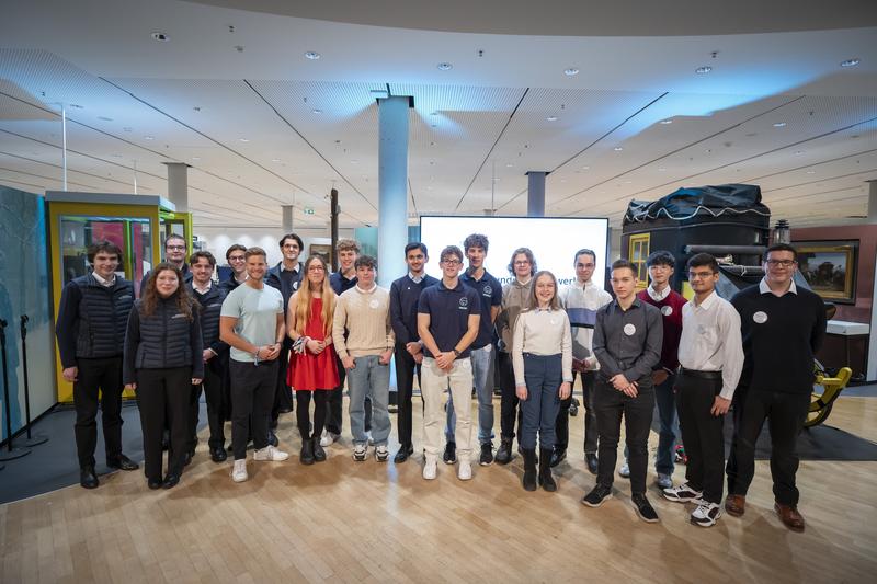 Die Finalistinnen und Finalisten des BWKI mit Moderator Philip Häusser: Vier der zehn Teams kamen aus Niedersachsen.