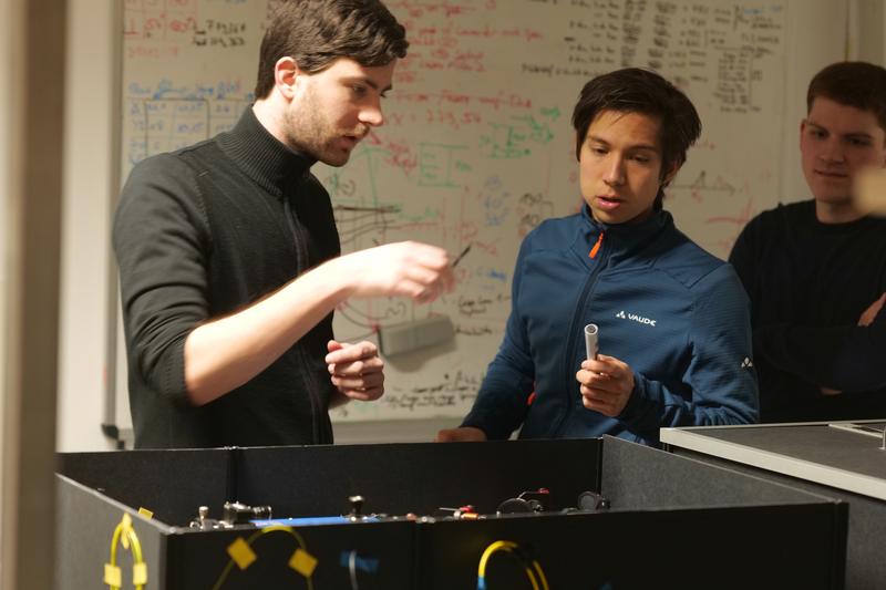 Physiker aus Arbeitsgruppen der Universitäten Stuttgart, Saarbrücken und Dresden bei einem Experiment zur Quantenteleportation (v.l.n.r. Tobias Bauer, Marlon Schäfer, Caspar Hopfmann, Stefan Kazmaier, Tim Strobel, Simone Luca Portalupi).