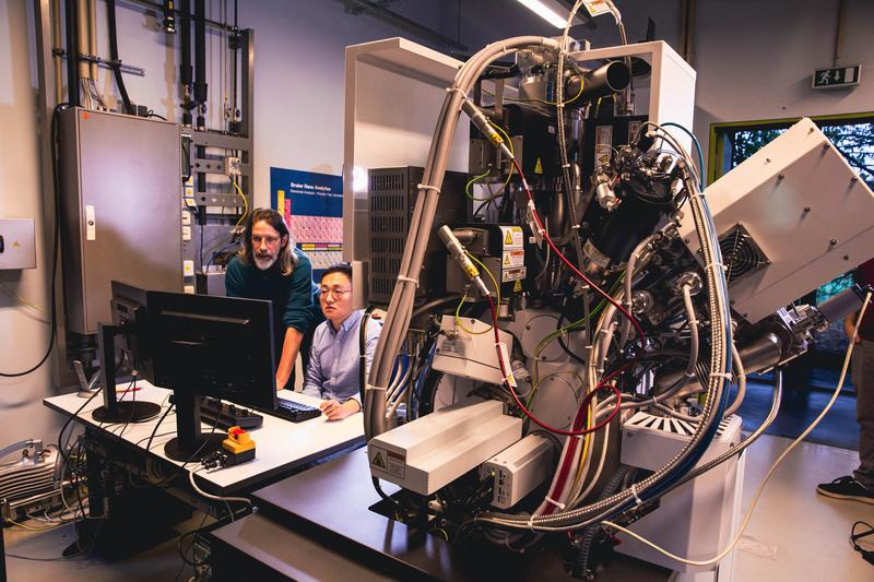 Zweistrahl-Elektronen-Ionen-Mikroskop (Helios Hydra, Thermo Fisher Scientific) mit Plasmaquelle zur Probenpräparation im Applikationslabor für In-situ-Transmissionselektronenmikroskopie des Leibniz-Instituts für Kristallzüchtung