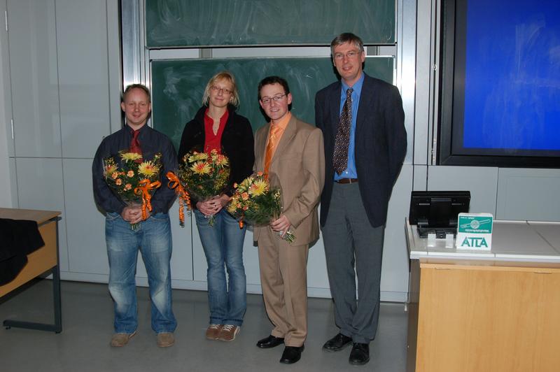 Foto v. links: Dirk Dobermann, Eva Mehner, Michael Schürer und Prof. Dr. Andreas Schleicher, Dekan des Fachbereichs SciTec der FH Jena