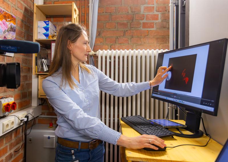 Laborleiterin Dr. Franziska Wagner erklärt, wie die neue Anlage zur Bewegungsanalyse funktioniert. 