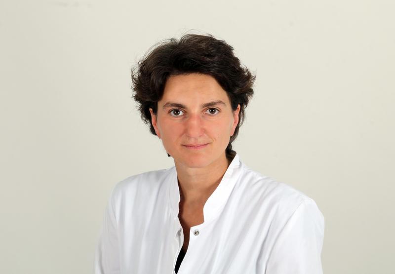 Prof. Dr. Nurcan Üçeyler und ihre Arbeitsgruppe am Uniklinikum Würzburg verfolgen einen translationalen Ansatz in der Neurologie und den Neurowissenschaften. Im neuen EU-Projekt DECIPHER sind sie entsprechend dual eingebunden. 