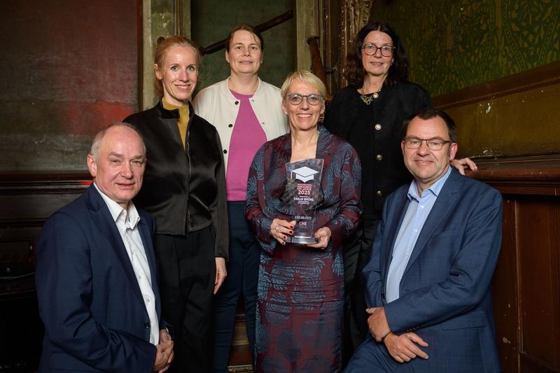 (v.l.n.r.) Martin Spiewak (DIE ZEIT), Dr. Nicola Müllerschön (Odgers Germany), Julia Wandt, Prof.in Dr. Tanja Brühl (Hochschulmanagerin des Jahres 2025, TU Darmstadt), Prof.in Dr. Gabriele Gien (KU Eichstätt-Ingolstadt), Prof. Dr. Frank Ziegele (CHE) 