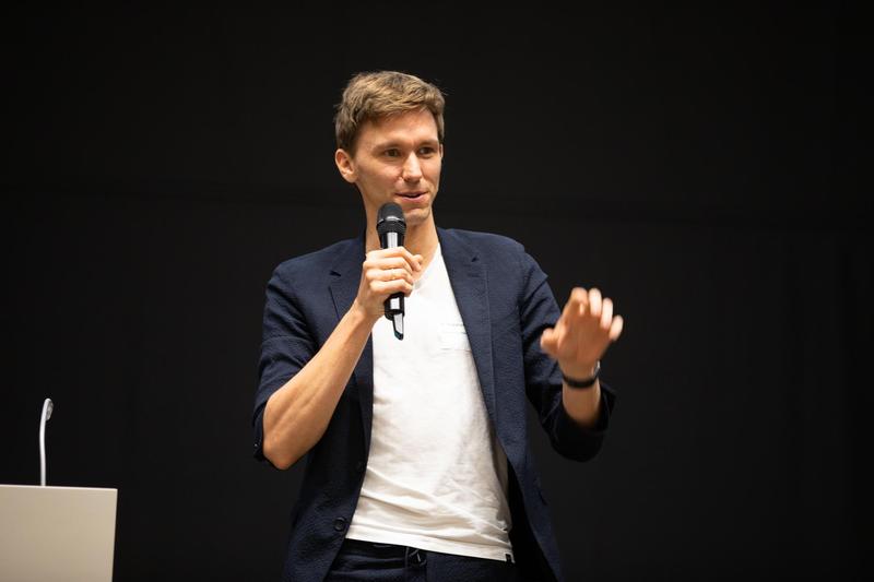 Der Teilchenphysiker Prof. Dr. Sören Schlichting von der Universität Bielefeld ist künftig Sprecher des jetzt verlängerten Sonderforschungsbereichs/Transregio 211 „Stark-wechselwirkende Materie unter extremen Bedingungen“.