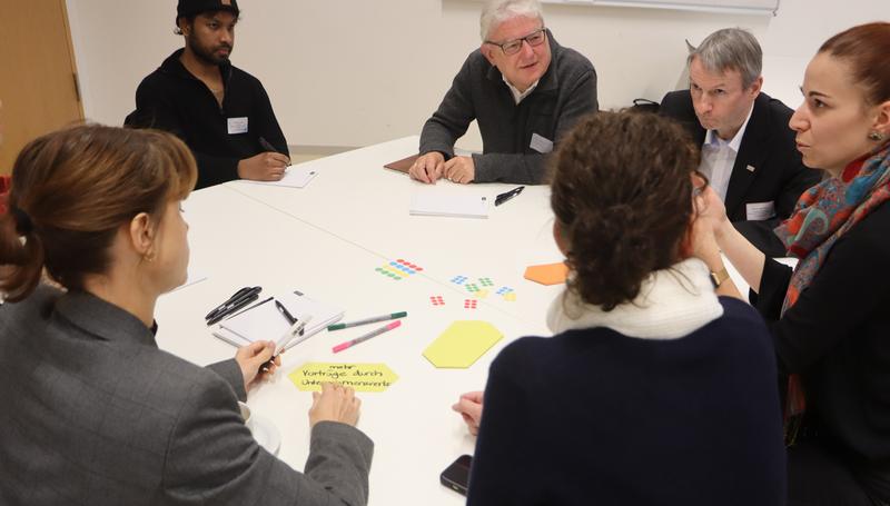 In Workshops diskutierten Studierende, Hochschulmitarbeitende und Vertreterinnen und Vertreter von Institutionen und Unternehmen über konkrete Ideen. 