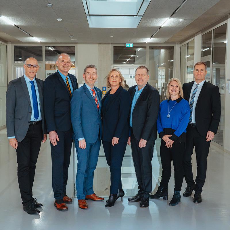 Das aktuelle und künftige Leitungsteam der HdM: Prof. Dr. Martin Engstler, Prof. Dr. Nils Högsdal, Prof. Dr. Boris Alexander Kühnle, Prof. Dr. Katrin Hassenstein, Prof. Dr. Mathias Hinkelmann, Nicole Kuhn und Prof. Dr. Nicolai Schädel