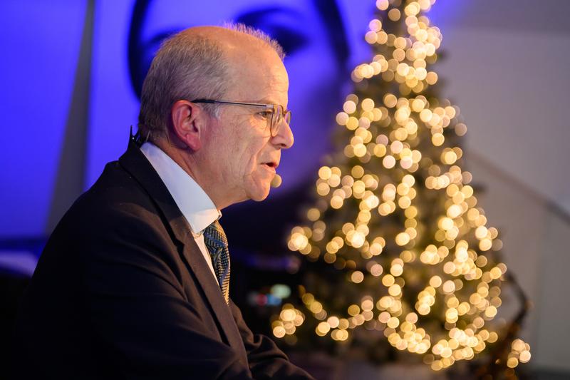 Dr. Rolf-Dieter Jungk, Staatssekretär im Bundesforschungsministerium, würdigte in seiner Festrede gleichermaßen die Forschungsteams, die Aktiven der Stiftung „Forschung hilft“ und alle, die durch Spende oder Sponsoring deren Ziele unterstützen. 