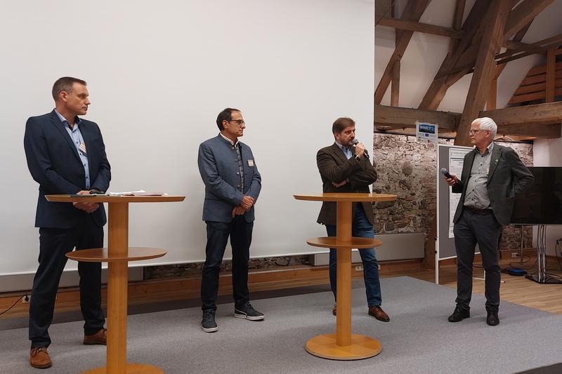 Podiumsdiskussion mit (v.l.n.r.): Stephan Philipp (Vorarlberger Landesregierung, Kurt Ziegner (Amt der Tiroler Landesregierung), Hans-Joachim Klemmt (Leiter der Abteilung „Waldbau, Waldwachstum, Inventuren“ der LWF), Prof. Dr. Jörg Ewald (HSWT)