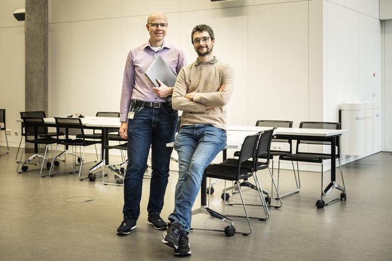  	 Prof. Dr. Wolfram Schenck, Professor für Ingenieurinformatik am Fachbereich Ingenieurwissenschaften und Mathematik der HSBI (links), hat den Hackathon zusammen mit Dr. Peter Kuchling geleitet. 