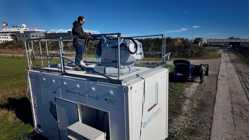 Hochsichere und mobile Quantennetze herstellen – das ist u.a. möglich dank eines speziellen Container-Moduls mit integriertem Teleskop zum Versenden und Empfangen von Quantenschlüsseln, entwickelt am Fraunhofer IOF.