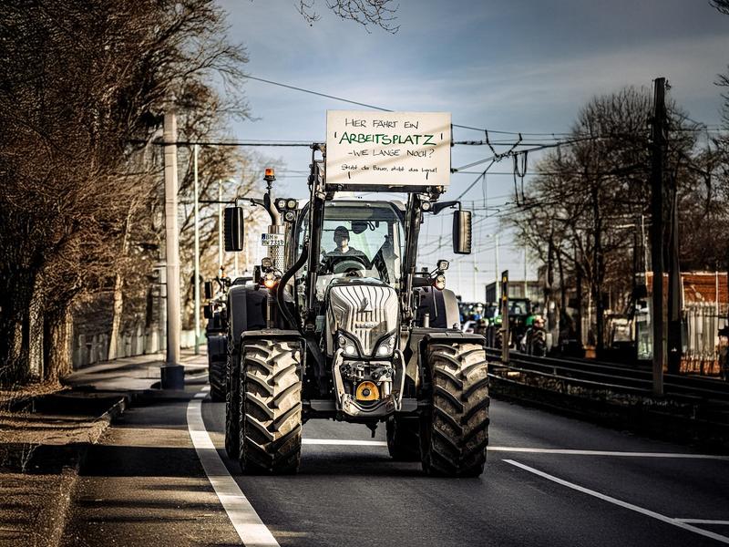 Landwirt nimmt an den Bauernprotesten teil. Diese Bewegung spiegelt die wachsende Besorgnis der Landwirte über den wirtschaftlichen Druck und die fehlende Anerkennung in der Agrarpolitik wider. Das Bild wurde mithilfe von KI (Firefly) verbreitert. 