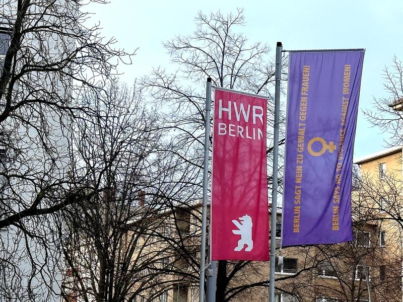 Forschung und Lehre an der Hochschule für Wirtschaft und Recht Berlin nehmen Ursachen digitaler Gewalt gegen Frauen in den Fokus und setzen auf Bewusstseinsbildung und Prävention.