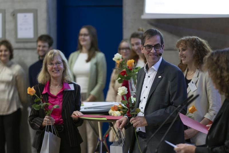Prof. Dr. Ralph Schneider, Präsident der OH Regensburg, führte durch den Abend der Auszeichnungen und eröffnete die Veranstaltung. Er bedankte sich bei den Geldgebenden für die Bereitschaft, die Studierenden mit enormen Summen zu fördern.