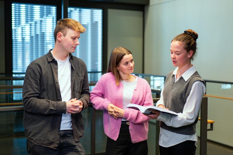 Im Seminar „Marketing für Wirtschaftspsychologie“ lernen die Studierenden Gerrit Sander, Jule Marie Vaupel und Clara Sälter und ihre Kommiliton:innen mit welchen psychologischen Tricks in der Werbung gearbeitet wird.