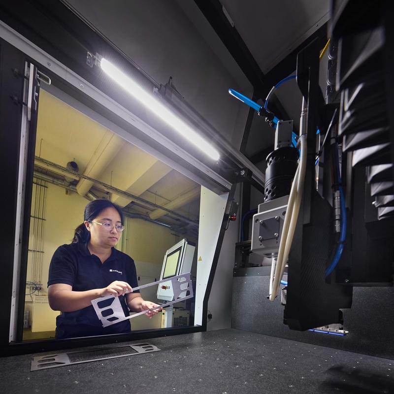 Zhiheng Ye, Doktorandin am Fraunhofer ILT, arbeitet an neuen Technologien, die die Herstellung von Elektrolyseuren ohne Edelmetalle erlauben.