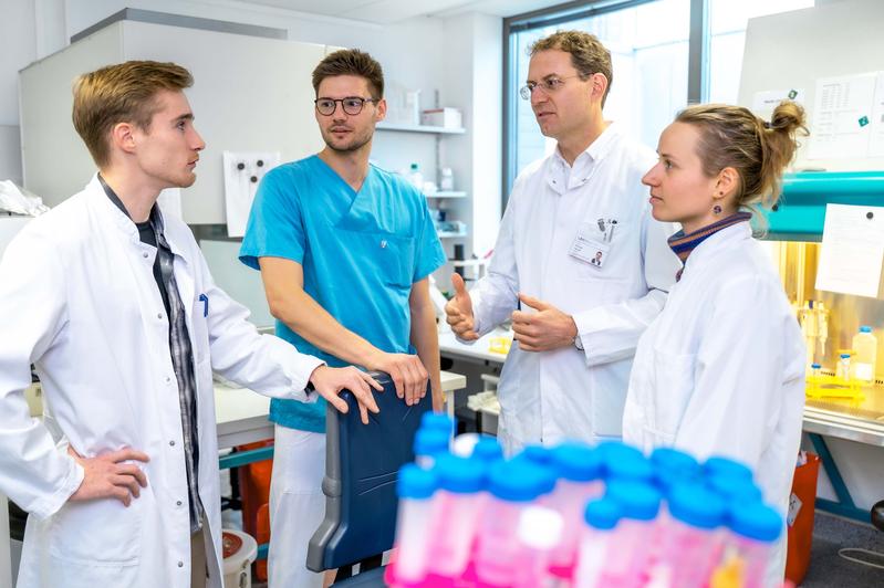 Prof. Dr. Michael Heuser (zweiter von rechts) im Austausch mit Forschenden und Ärztinnen und Ärzten