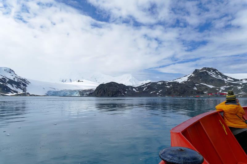 Española Cove with the Spanish Juan Carlos I Station. Here, researchers from Leipzig took filter samples during the Spanish PI-ICE expedition in the southern summer of 2018/19, which were used in the analysis of ice nuclei over Antarctica. 