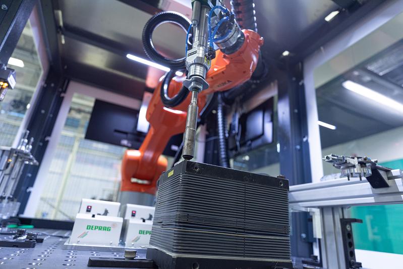 Ein Industrieroboter demontiert einen Elektrolyseurstack.