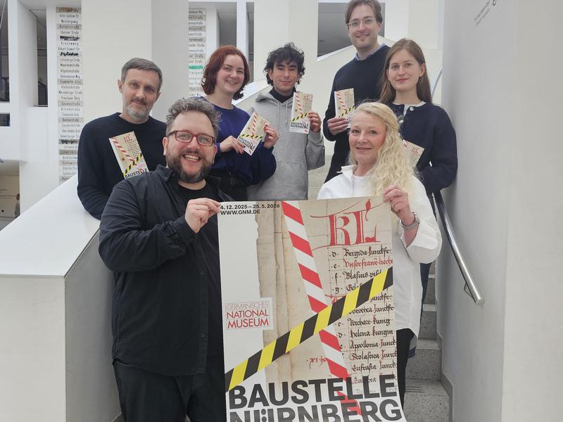 Studierende der Universität Bamberg sowie die Kuratoren Andreas Huth und Florian Abe im Foyer des Germanischen Nationalmuseums. Dort bereiteten die Studierenden ihre thematischen Führungen vor und übten sie an den Originalexponaten der Ausstellung.
