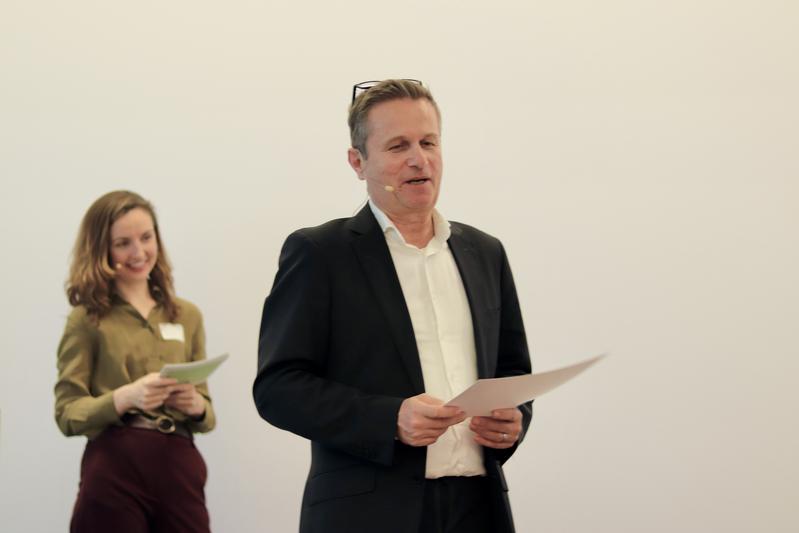 Dr. Rainer Müssner greets the participants of the award ceremony.