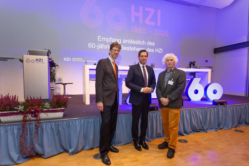 Niedersachsens Ministerpräsident Olaf Lies mit den HZI-Geschäftsführern Christian Scherf (l.) und Josef Penninger (r.)