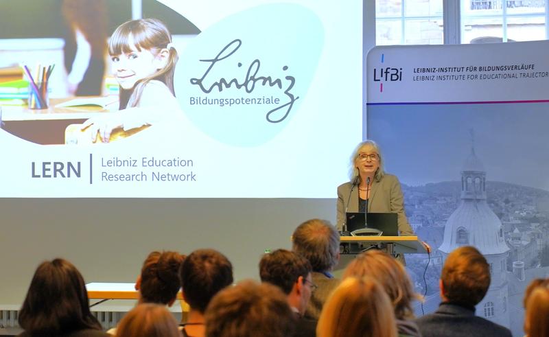 Cordula Artelt begrüßt zur Konferenz