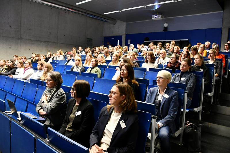 Das hybrid organisierte Symposium stieß auf großes Interesse. Sowohl vor Ort als auch online wurde viel diskutiert. 
