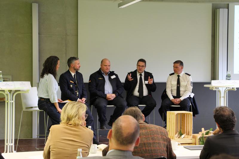 Vertreter der Blaulicht-Organisationen berichteten zum aktuellen Stand im Katastrophenschutz. V. l.: Marcel, Roppel, Michael Wüst, Andreas Müller und Mathias Mühlich.