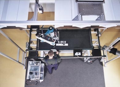 Versuchsanlage team@work: Ein ausgeklügeltes Bildverarbeitungssystem stellt sicher, dass sich Werker und Roboter nicht ins Gehege kommen. ©Fraunhofer IPA/Anne Mildner